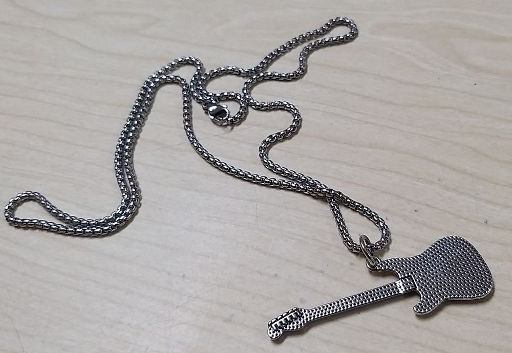 Colar Guitarra Elétrica.