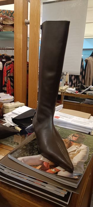 Botas em pele bicudas