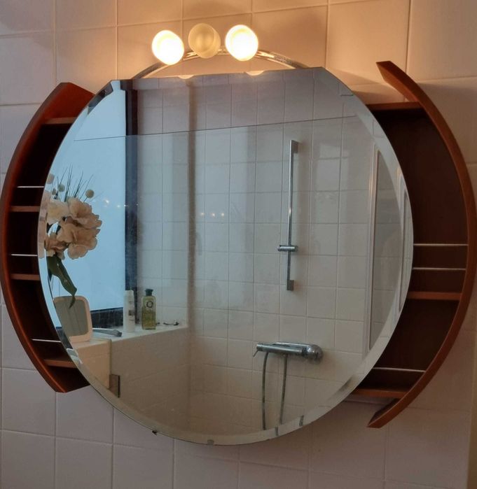 Espelho redondo de WC em madeira com luz e prateleiras laterais