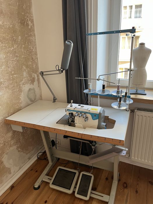 OVERLOCK (5nitkowy) Overlock JACK E4, ze stołem