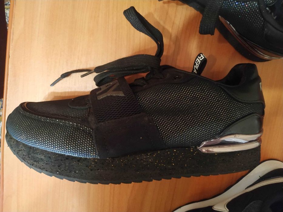 Продам женские кроссовки