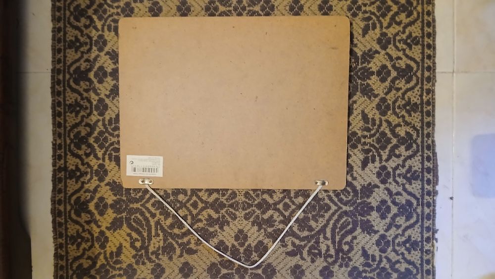 Quadro em cortiça para prender folhas.