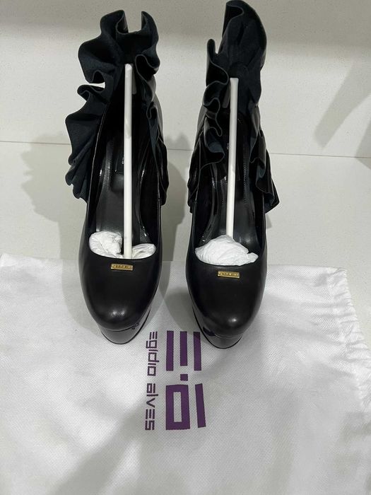 Sapatos de salto alto em pele pretos com folhos – como novos