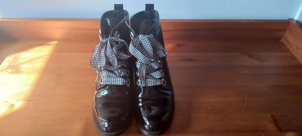 Eleganckie buty lakierki MOHITO