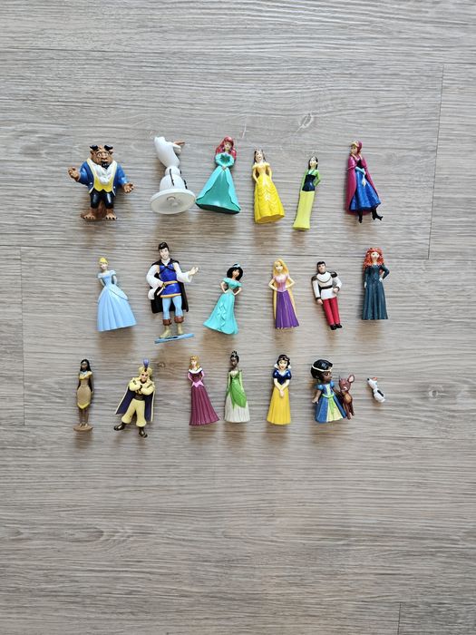 18 Figuras de princesas/príncipes Disney