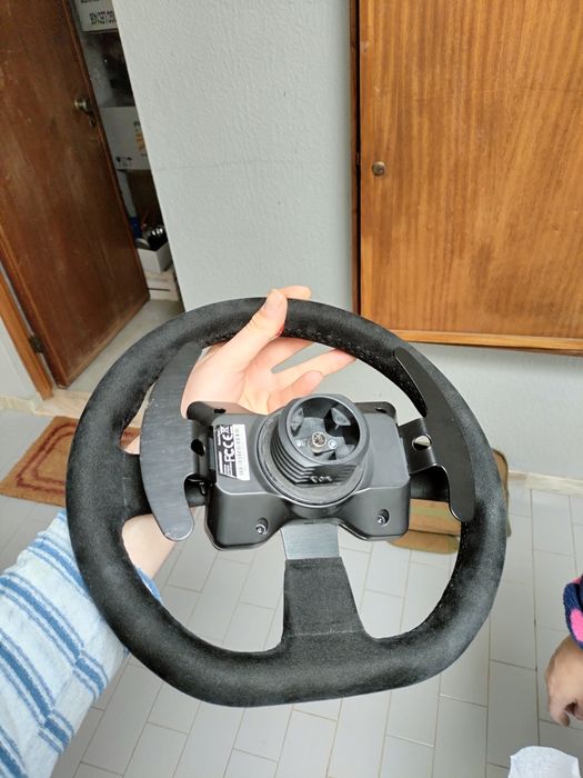 Kit volante e headphones Ferrari