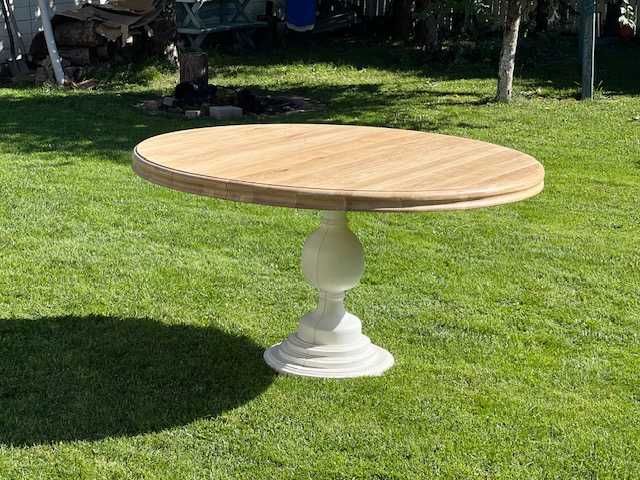 Duży dębowy, okrągły stół rozkładany z białą nogą