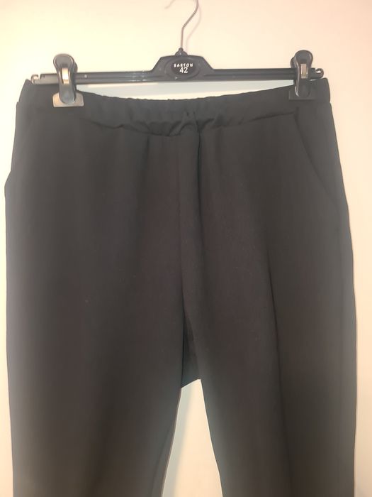 Czarne spodnie do kostek.