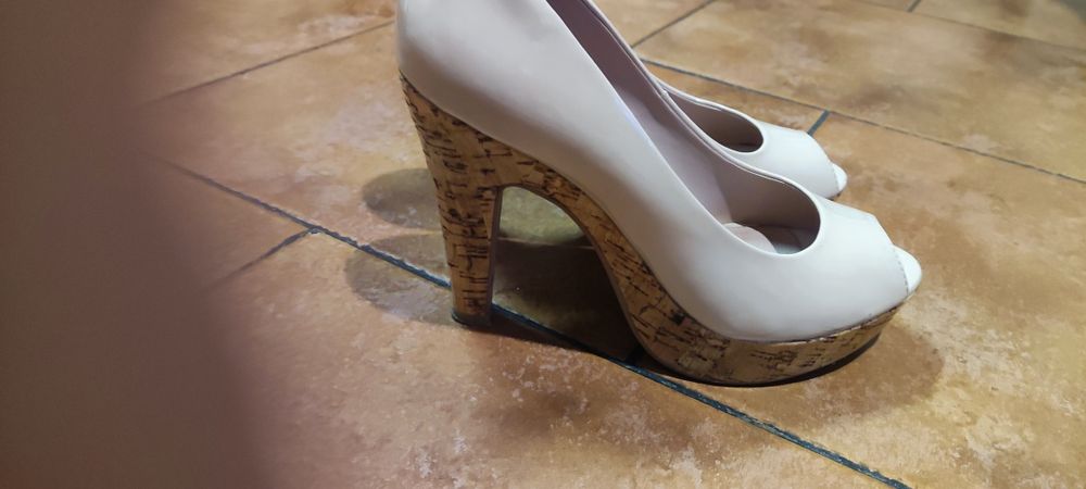 Buty skórzane lakierowane bata