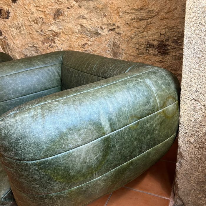 poltrona vintage monumental robusta em pele com design italiano