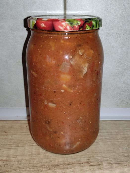 Domowy gulasz wieprzowy na ostro z papryczkami chili 900 ml