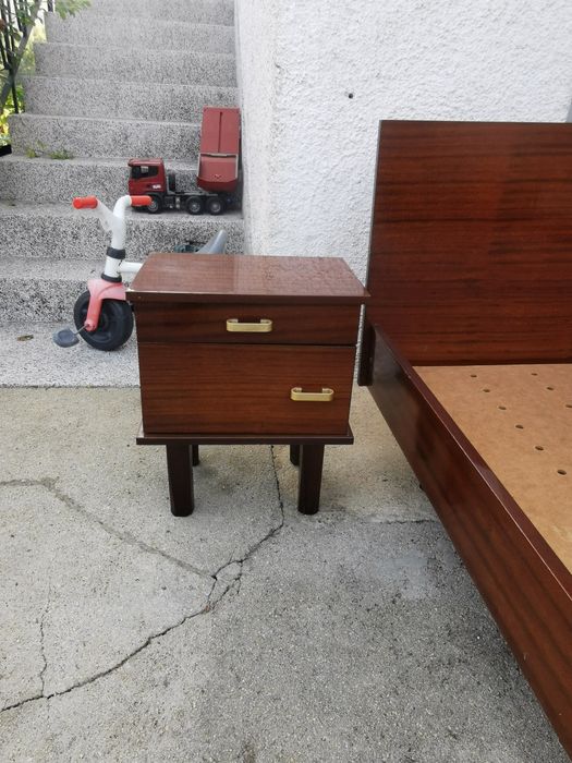 Cama de casal cómoda e 2 mesinhas de cabeceira