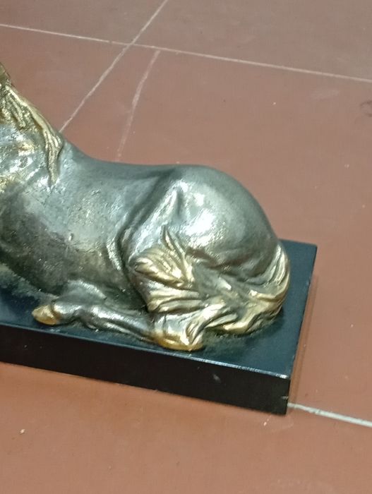Estátua de Cavalo Deitado em Metal Pesado para decorar sala de estar
