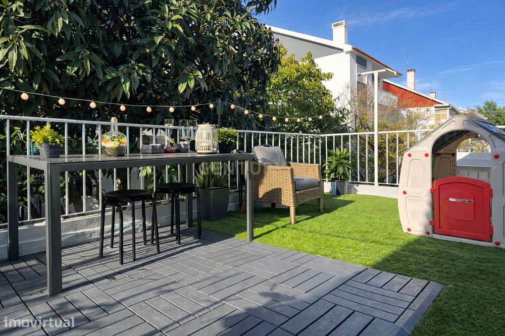 T1+1 Duplex Totalmente Remodelado com Terraço Privativo e AC em Todas — Corroios, Setúbal