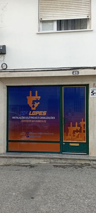 Serviços de canalização e eletricidade.