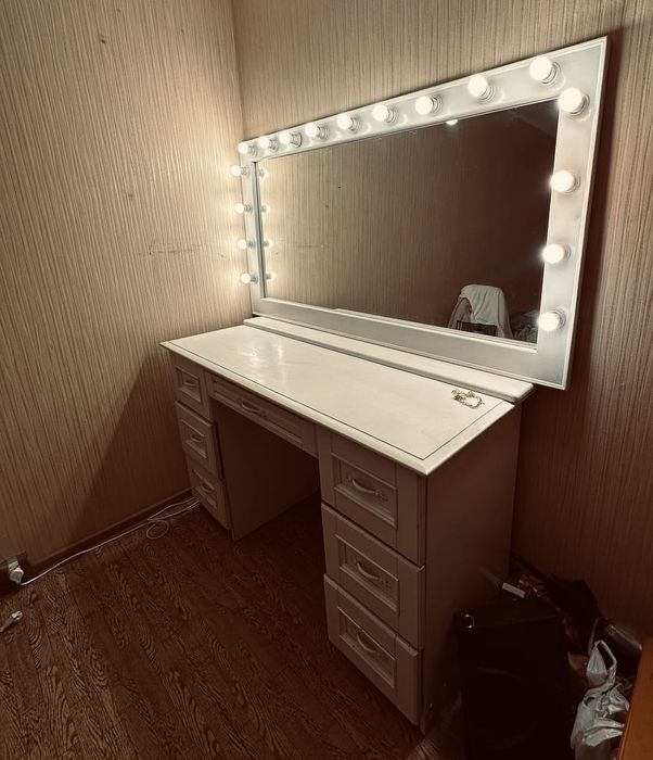 Туалетний столик з підсвіткою, має місткі шухляди та зручну стільницю.