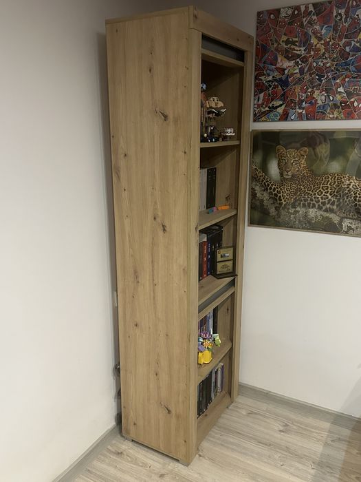 Regał na książki z lampkami led