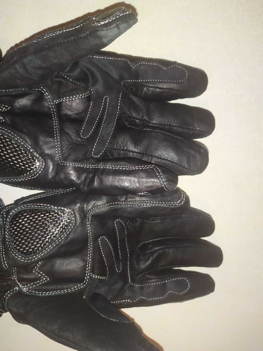Мотоперчатки кожа с защитой суставов и пальцев.