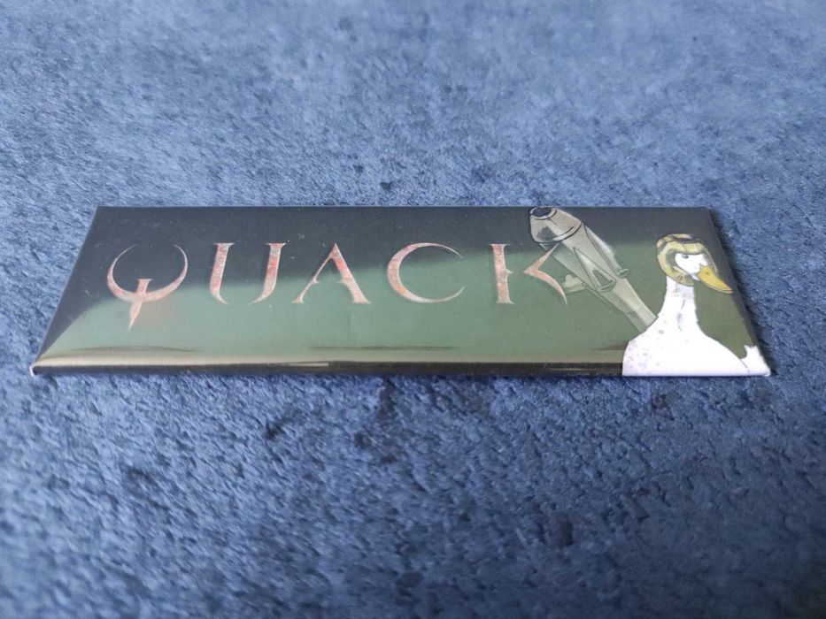 Przypinka Quake - Quack podłużna