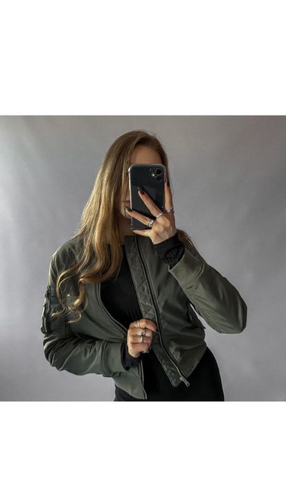 Актуальний красивий бомбер