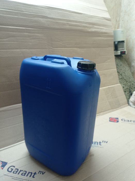 Канистры пластиковые 25л. и 20л.