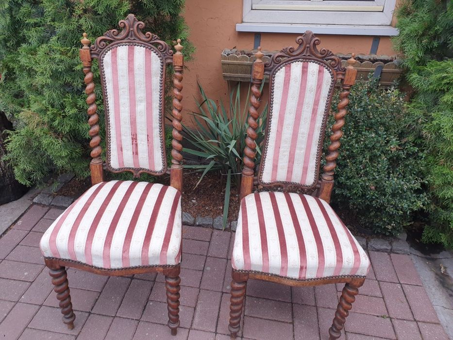 Piękne krzesła w doskonałym stanie mimo lat