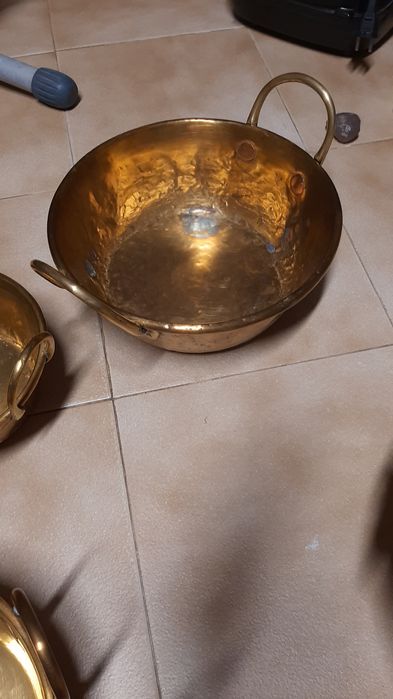 Pecas em cobre de vários tamanhos.