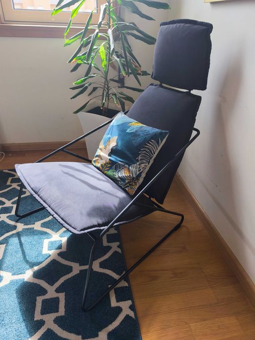 Cadeira com encosto alto