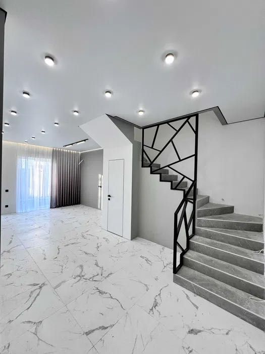 Продаж будинок таунхаус в закритому містечку набережна озеро