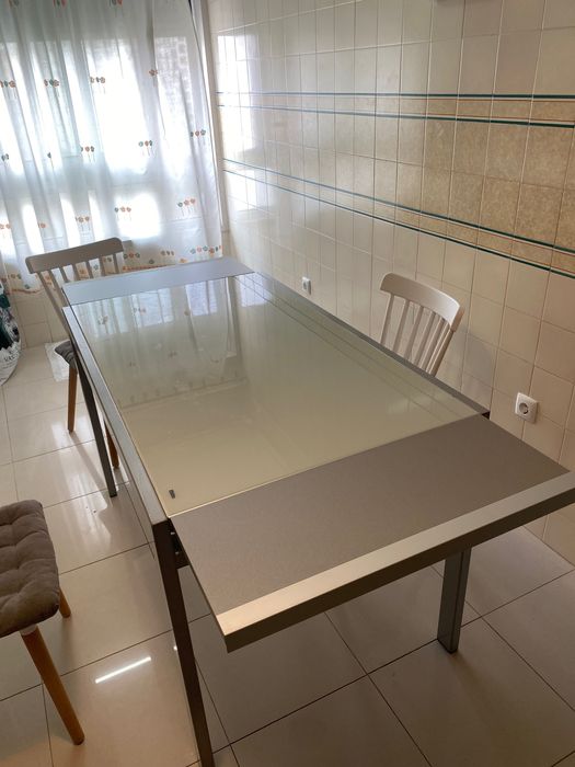 Mesa de cozinha muito elegante extensível , marca Cancio, linha mitto