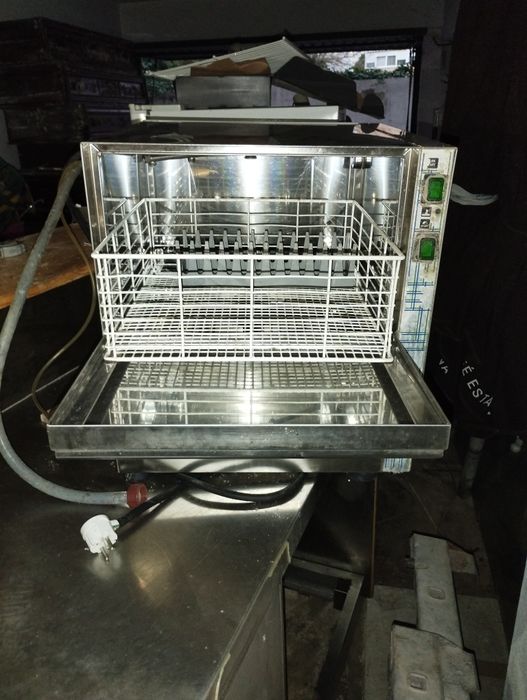 Máquina de lavar copos e chávenas.