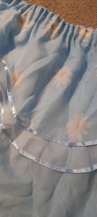 Niebieska firana woal z doszytym lambrekinem w stokrotki