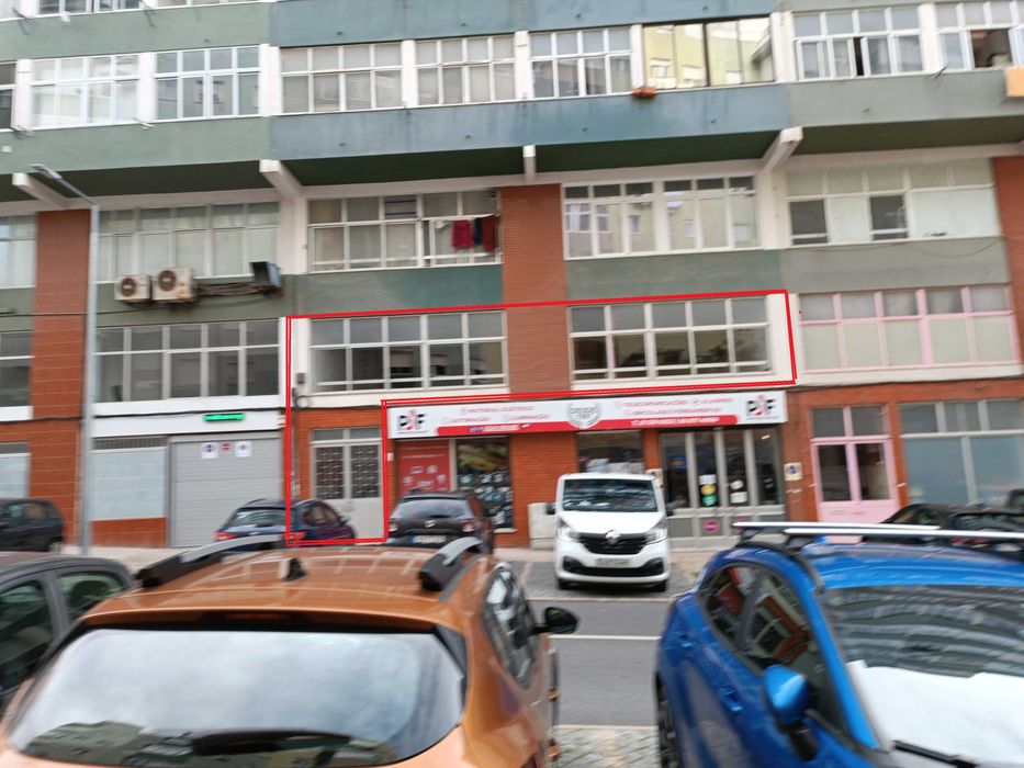 Arrenda-se Espaço Comercial 200 m2 Pontinha