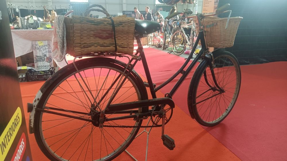Bicicleta pasteleira de mulher antiga vintage clássica