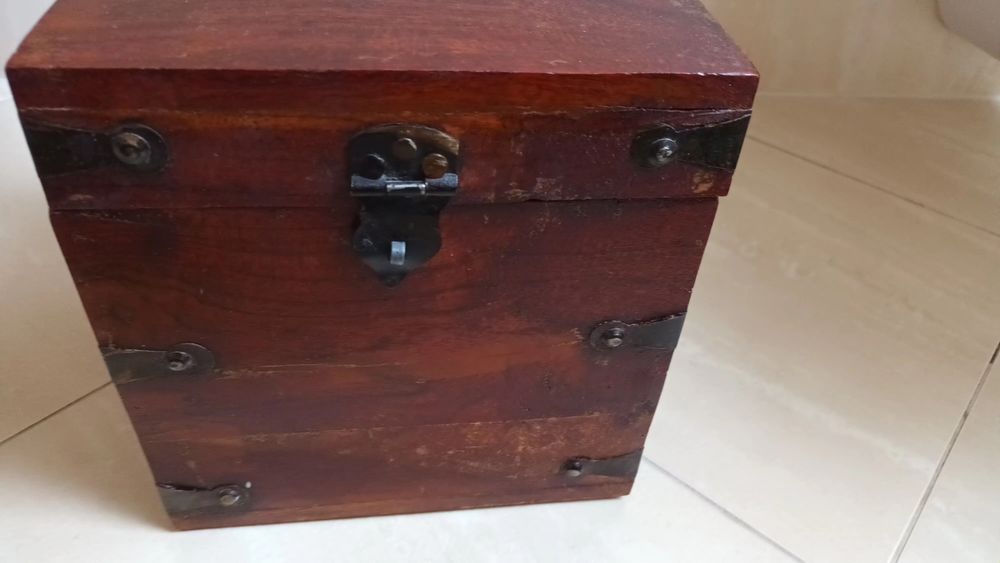 Kolonialna skrzynka na drobiazgi