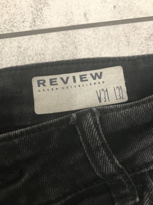 Jeansy Review z dziurami