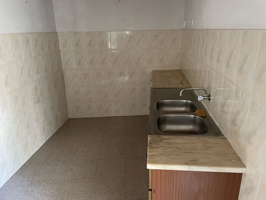 Arrenda-se moradia V2, 2 quartos  e 1 sala  com tertulia