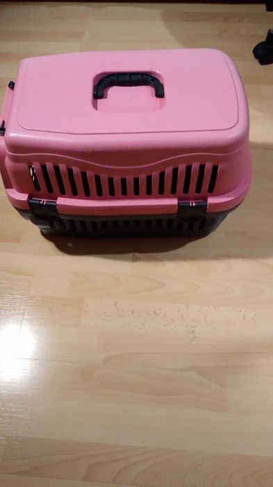 Używany plastikowy transporter dla zwierząt.