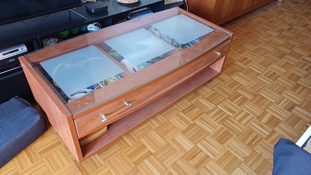 Mesa apoio em cerejeira com tampo removível em vidro