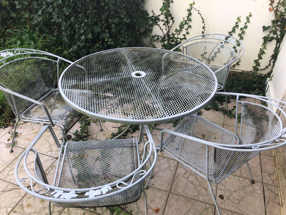 Mesa de ferro e cadeiras
