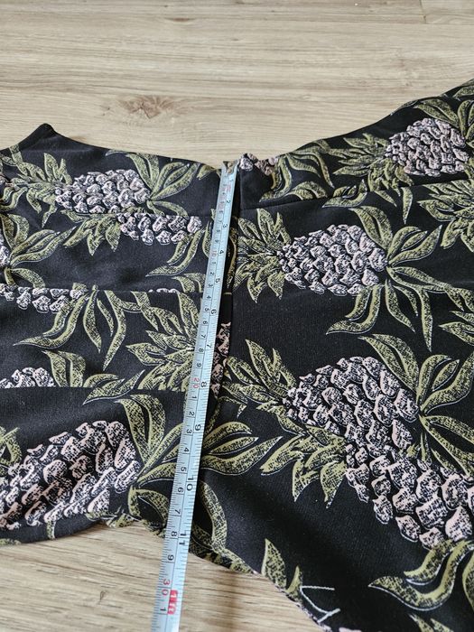 Śliczna rozkloszowana sukienka w ananasy h&m dekolt V rozkloszowana