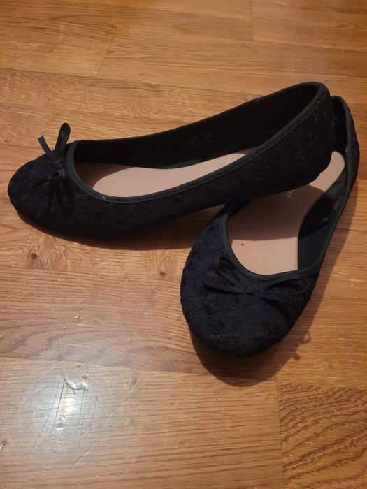Sabrinas pretas rendadas senhora