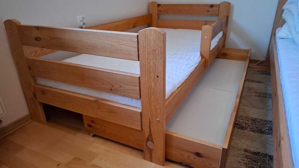 REZ_Łóżeczko dziecięce sosnowe z szufladą i czystym materacem.