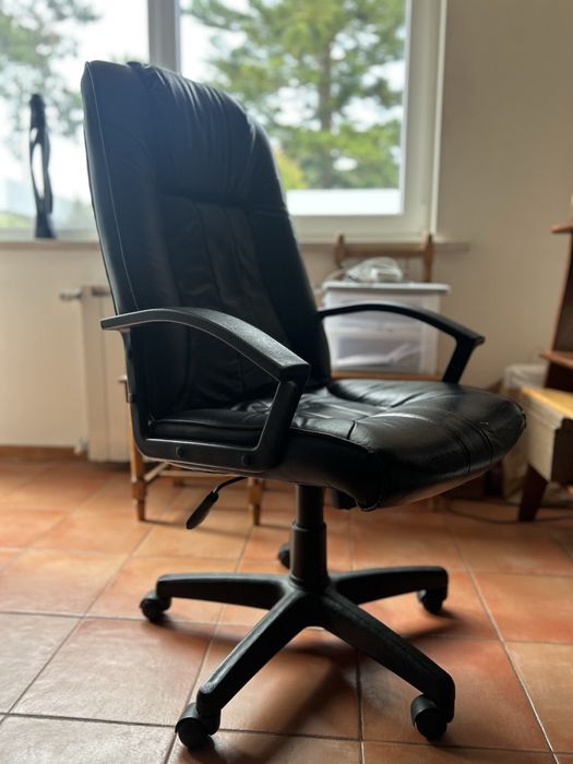 Cadeira de Escritório Ergonómica — Pele Sintética Preta