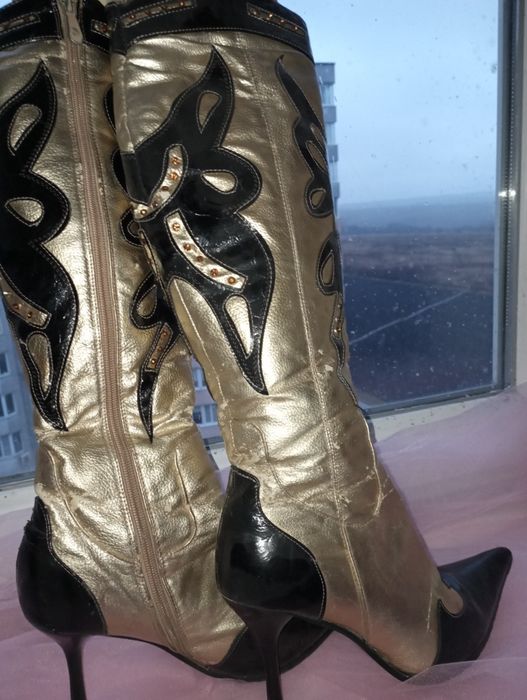 Зимние сапоги ,золотые,с красивым декором,750 гр на узкую ножку
