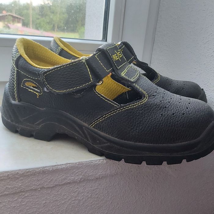 Buty robocze że stalowym czubkiem