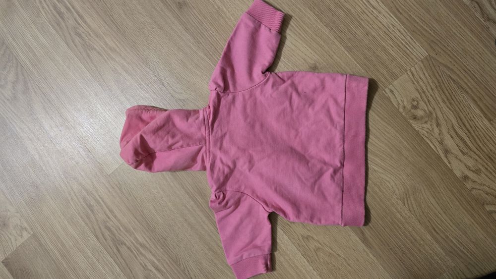 Różow bluza z kapturem i jeansowe spodenki