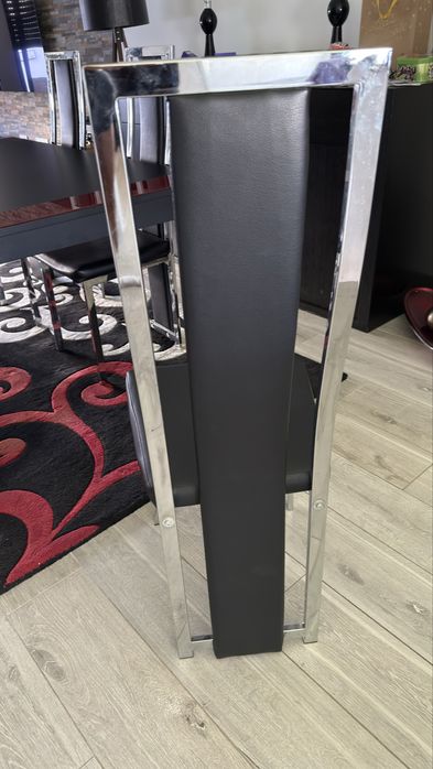 Vendo mesa de sala extensível + 4 cadeiras +tapete. Tudo em otimo estado.
