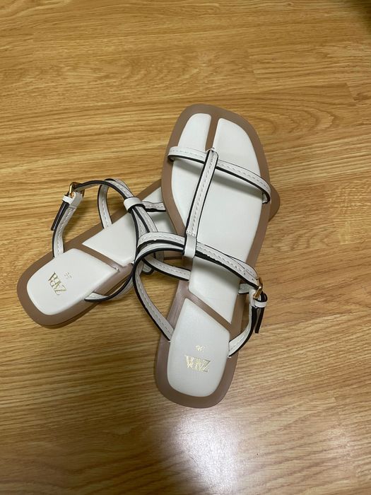 Стильні шльопанці Zara