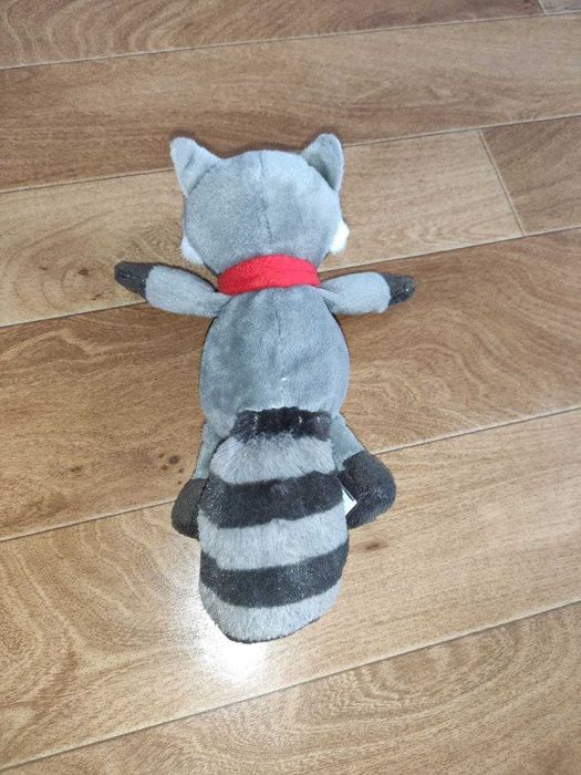 Игрушка мягкая енот kinder с красным шарфом
